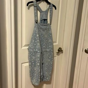 Wallflower Light blue romper with pockets. Size 1X.